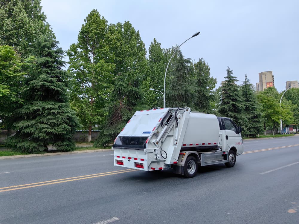 4.5t 纯电动压缩式垃圾车